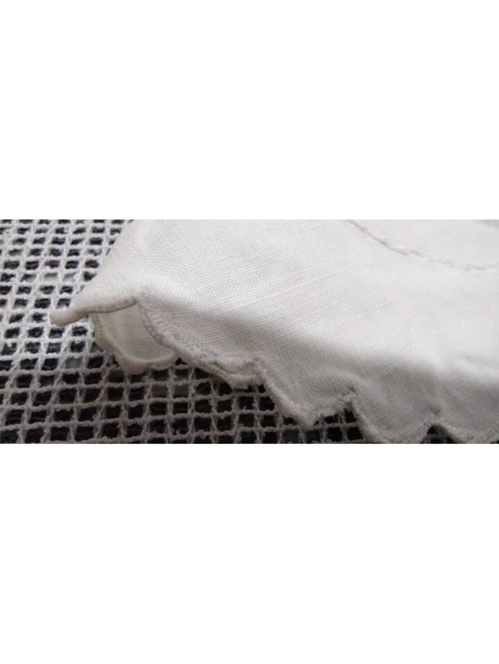 Vintage 9.5 Round Circle White Placemat Linen Bow Eyelet Fine Cotton Scalloped